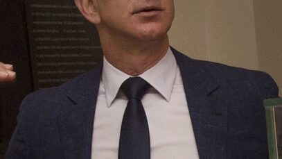 800px-Secretary_of_Defense_Ash_Carter_meets_with_Jeff_Bezos,_May_5,_2016_(1)_(cropped)