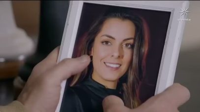 Su padre la acusa de algo que ella no sabe