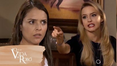 Alejandro está en la ducha con una mujer